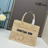 【dior Book Tote】多數人消費奢侈品牌首先想到的是買實用型的經典款