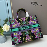 【dior Book Tote】多數人消費奢侈品牌首先想到的是買實用型的經典款
