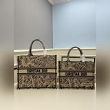 【dior Book Tote】多數人消費奢侈品牌首先想到的是買實用型的經典款