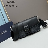 頂級原版迪奧灰	黑色這款 dior hit the road 手袋搭配肩帶，