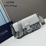頂級原版迪奧灰	黑色這款 dior hit the road 手袋搭配肩帶，