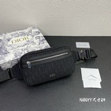 D家這款腰包功能實用，富有現代風範。采用米色和黑色 Oblique 印花面料精心