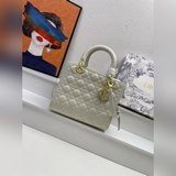 漆皮五格lady dior 戴包 亮皮在不同角度燈光下閃現不同色彩，明暗交接的立
