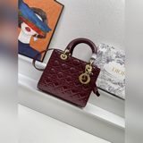 漆皮五格lady dior 戴包 亮皮在不同角度燈光下閃現不同色彩，明暗交接的立