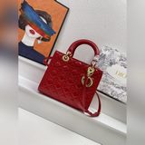 漆皮五格lady dior 戴包 亮皮在不同角度燈光下閃現不同色彩，明暗交接的立