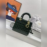 漆皮五格lady dior 戴包 亮皮在不同角度燈光下閃現不同色彩，明暗交接的立