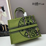 【dior Book Tote】多數人消費奢侈品牌首先想到的是買實用型的經典款