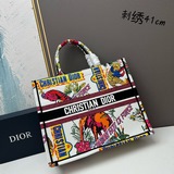 【dior Book Tote】多數人消費奢侈品牌首先想到的是買實用型的經典款