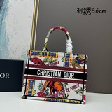 【dior Book Tote】多數人消費奢侈品牌首先想到的是買實用型的經典款