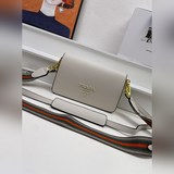 PRADA-翻蓋銷量冠軍款，升級大號版，配置兩條肩帶，2023四季适宜時尚雙肩
