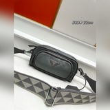 Prad 相機包 頭層牛皮 取材天然質感的光澤軟羊革打造。手工褶皺效果 重工定制