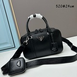 頭層牛皮1BH520這款閑适風托特包取材天然質感的光澤軟羊革打造。手工褶皺效果
