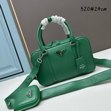 頭層牛皮1BH520這款閑适風托特包取材天然質感的光澤軟羊革打造。手工褶皺效果