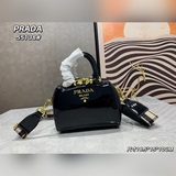 夏季銷量王2023小可愛枕頭包頭層牛皮壓漆普拉達《PRADA》  采用進口牛皮制
