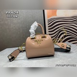 夏季銷量王2023小可愛枕頭包頭層牛皮壓漆普拉達《PRADA》  采用進口牛皮制