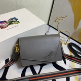 官網勁爆翻蓋 普拉達/PRADA-翻蓋銷量冠軍款，型號2105，配置兩條肩帶，2