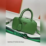 不愧是prada，天天都想背極簡小保齡球包，小而不費/就是很對專櫃同款/零