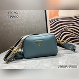 PRADA這款雙肩帶相機包，采用進口頭層粗荔枝紋牛皮，配有兩條可交換可調節長肩