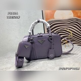 頭層牛皮1BH520這款閑适風托特包取材天然質感的光澤軟羊革打造。手工褶皺效果