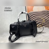 頭層牛皮1BH520這款閑适風托特包取材天然質感的光澤軟羊革打造。手工褶皺效果
