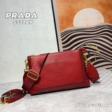 獨家醉心款  普拉達《PRADA》經典傳奇，雙肩帶款（皮肩帶+寬布肩帶）皮紋的時