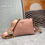 首發普拉達《PRADA》雙肩帶 “意大利制造”設計精湛[偷笑]打造沉穩架勢，經典