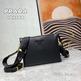 首發普拉達《PRADA》雙肩帶 “意大利制造”設計精湛[偷笑]打造沉穩架勢，經典
