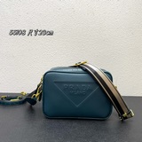 P家，雙肩帶《鳄魚皮肩帶+布寬肩帶》這款雙肩帶采用進口鹿皮紋牛皮搭配鳄魚紋更具