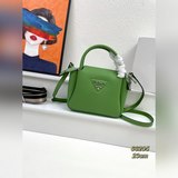 【頭層粗荔枝紋】這款雙肩帶手提包，采用進口粗荔枝紋牛皮，配有兩條可交換可調節長肩