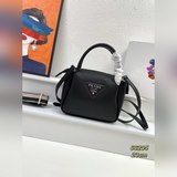 【頭層粗荔枝紋】這款雙肩帶手提包，采用進口粗荔枝紋牛皮，配有兩條可交換可調節長肩