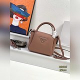 【頭層粗荔枝紋】這款雙肩帶手提包，采用進口粗荔枝紋牛皮，配有兩條可交換可調節長肩