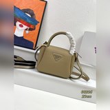 【頭層粗荔枝紋】這款雙肩帶手提包，采用進口粗荔枝紋牛皮，配有兩條可交換可調節長肩