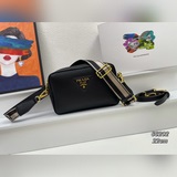 PRADA這款雙肩帶相機包，采用進口頭層粗荔枝紋牛皮，配有兩條可交換可調節長肩