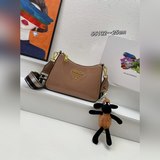 《下單送公仔挂飾》專櫃高品質-夏季漆皮系絕對高品質，手感超贊專櫃醉雙肩帶這款