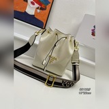 專櫃高品質-夏季漆皮（PRADA) 全牛皮原單漆皮水桶包，爆款中的戰鬥機，  閃