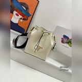 專櫃高品質-夏季漆皮（PRADA) 全牛皮原單漆皮水桶包，爆款中的戰鬥機，  閃