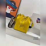 專櫃高品質-夏季漆皮（PRADA) 全牛皮原單漆皮水桶包，爆款中的戰鬥機，  閃