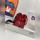 專櫃高品質-夏季漆皮（PRADA) 全牛皮原單漆皮水桶包，爆款中的戰鬥機，  閃