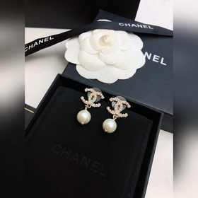 Chanel香奈兒珍珠雙C耳環 滿屏高級感，搭配白色與粉色珍珠高貴優雅， 滿滿存