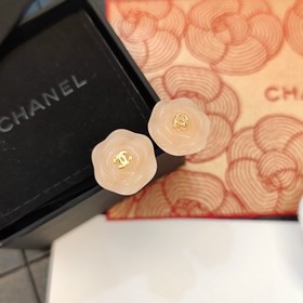 1880130 Chanel這款設計超級喜歡 香奈兒的立體山茶花粉晶字母耳釘耳環