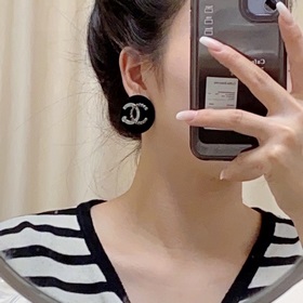 Chanel香奈Chanel字母雙C毛絨耳釘 美麗永遠敵不過經典 黃金時期的香奈