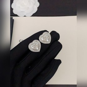 【  chanel 最新款 白金色白愛心耳釘】一緻Z黃銅材質 05150 90