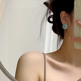 CHANEL 香奈兒高品質新款銀邊天空藍耳釘 專櫃，佩戴很清新一款耳環 修飾臉型