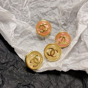 Chanel 小香簡約糖果色雙C小耳釘 這款耳環真的超級美 看着設計簡單 但是佩