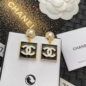 1880130 搶手好貨爆 chanel火爆 方形 黑白字母珍珠耳釘耳環 原版l