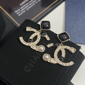 1880140   Chanel這款設計超級喜歡 香奈兒的施華洛黑白鑽字母珍珠耳
