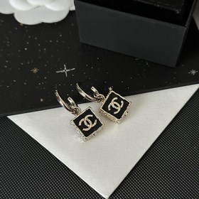 Chanel香奈兒中古 字母 耳釘 小香家的款式真心無需多介紹 每一款都超好看，