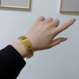 香奈兒Chanel彈簧彈力格子手镯 超重工bling bling，顔色搭配得非常