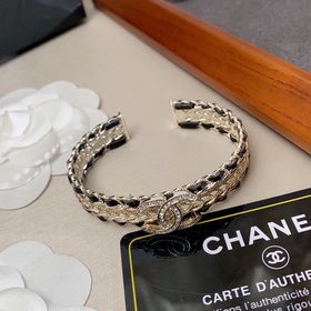 小香  chanel 新款手镯 镂空設計搭配品 牌标志與各式圖案組成、紋路清晰