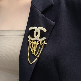 CHANEL 小香專櫃新款鑲鑽流蘇款高品質香奈兒胸針，是最懂女人的飾物。那些傾注